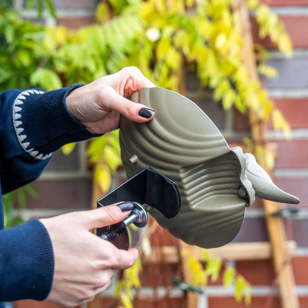 Balkon Waterschaal Balus (olijfgroen) – Verstelbaar vogelbad met klem voor balkons