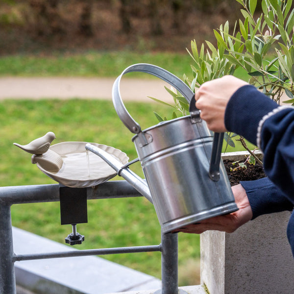 Balkon Waterschaal Balus (olijfgroen) – Verstelbaar vogelbad met klem voor balkons