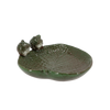 Grenouilles en céramique Birdbath sur feuille