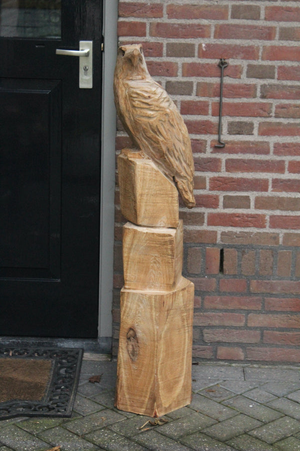 Houtsculptuur arend op rots