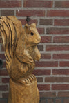 Houtsculptuur eekhoorn op stam