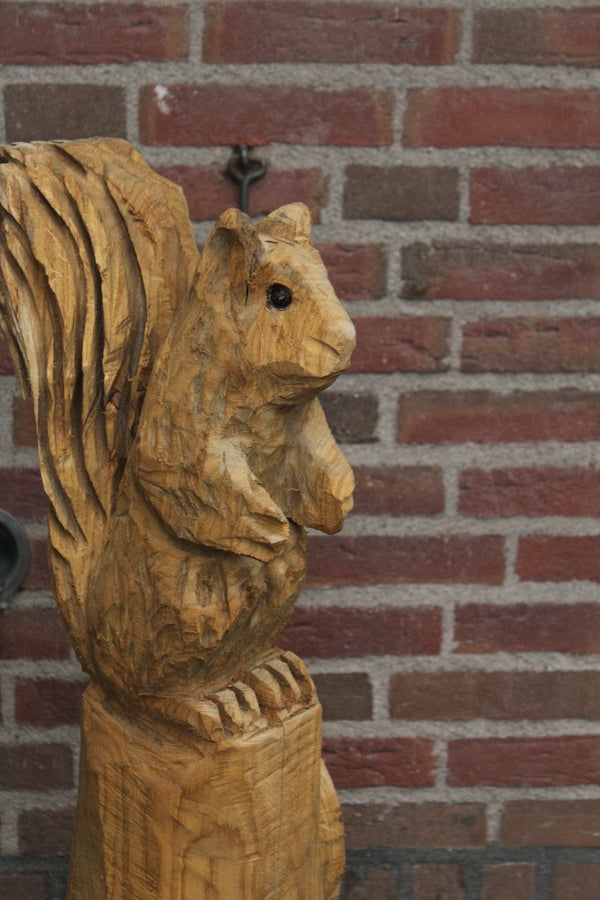 Houtsculptuur eekhoorn op stam