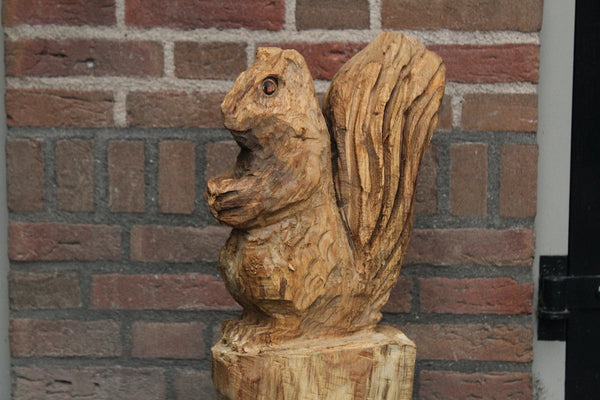 Houtsculptuur eekhoorn op stam
