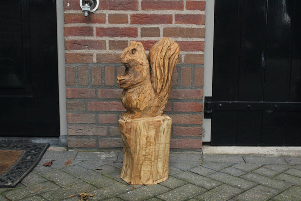 Houtsculptuur eekhoorn op stam