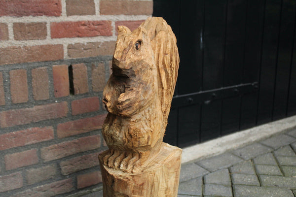 Houtsculptuur eekhoorn op stam