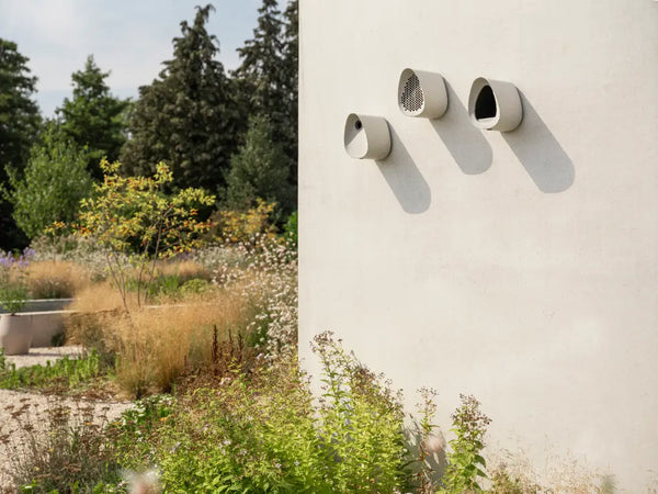 Essential bijenhotel fibrous grey – insectenhotel voor solitaire bijen | Duurzaam gerecycled kunststof & weerbestendig