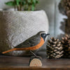 Vogelbeeldje Gekraagde Roodstaart – Handgesneden Houten Decoratievogel | DecoBird Wildlife Garden