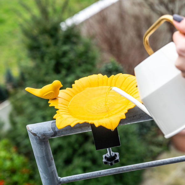 Balkon Waterschaal Balus (okergeel) – Verstelbaar vogelbad met klem voor balkons