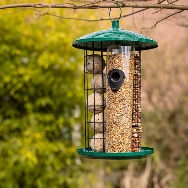 Drie vogelvoersilos in één XXL
