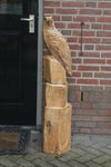 Houtsculptuur arend op rots