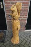 Houtsculptuur eekhoorn op stam