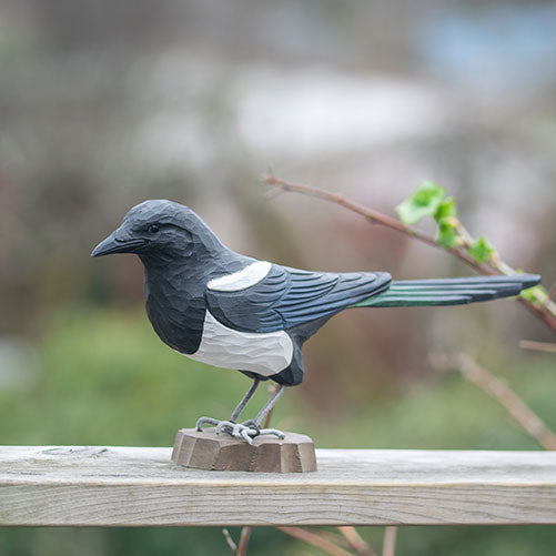 Vogelbeeldje Ekster – Handgesneden Houten Decoratievogel | DecoBird Wildlife Garden