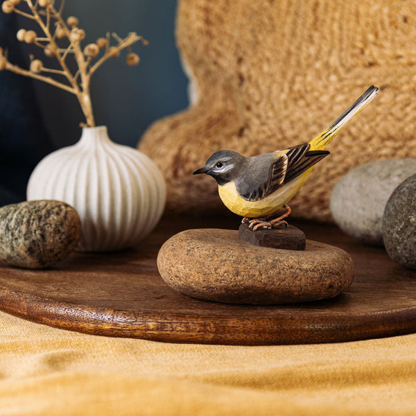 DecoBird Grote gele kwikstaart – handgesneden houten vogel (13,3 cm)