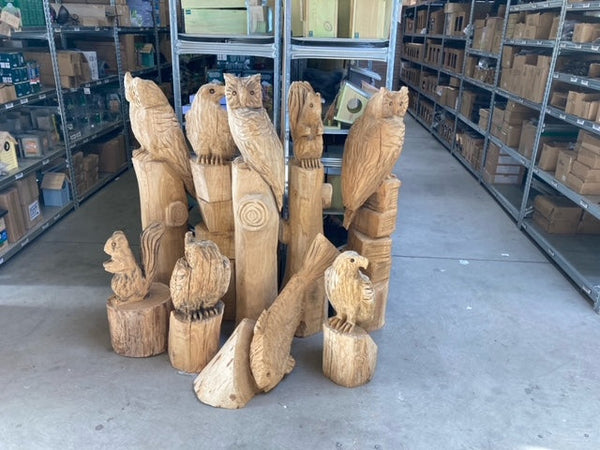 Houtsculptuur arend op rots